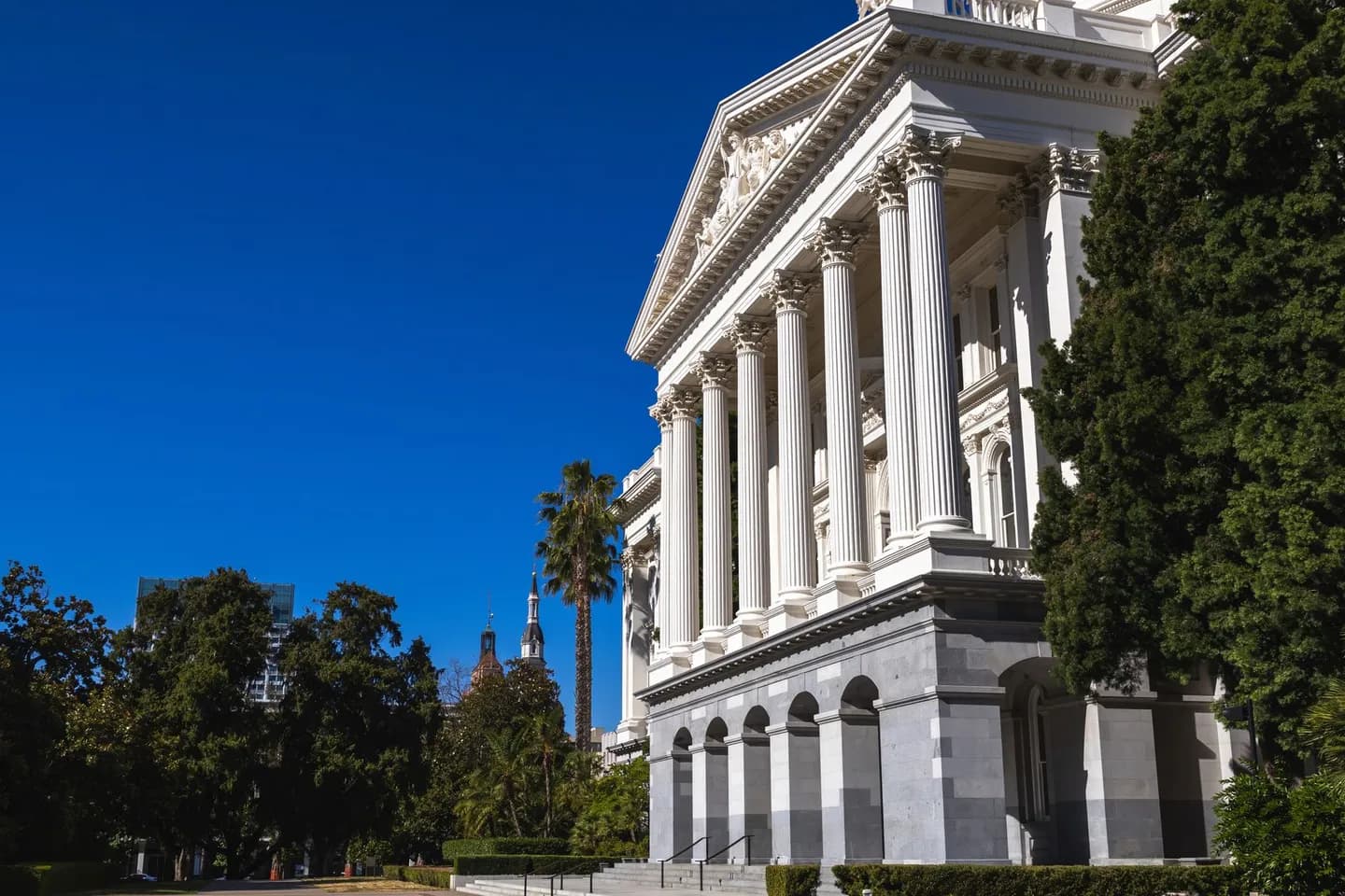 Classical columns on the California State Capitol building